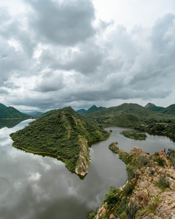 Badi Lake – tranquil waterscape for a local Udaipur pre-wedding shoot