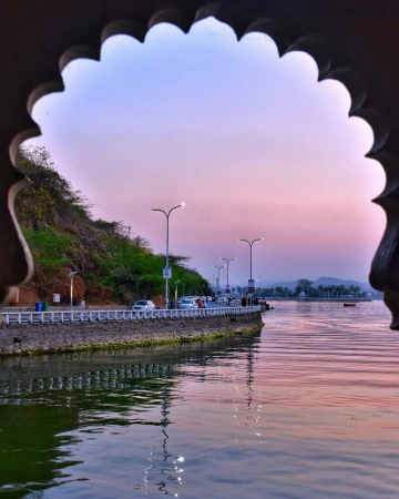 Fateh Sagar Lake – popular and picturesque pre-wedding shoot location in Udaipur