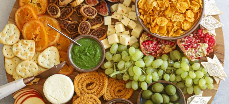 Grazing table with cheese boards – popular trend in the catering industry