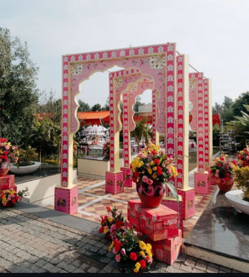 Haveli-style archways and pillars as Indian wedding decoration ideas