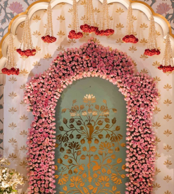 Traditional Jharokha backdrops as Indian wedding decoration ideas
