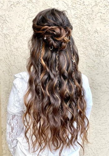 Boho waves with tiny braids – carefree party hair style for girls