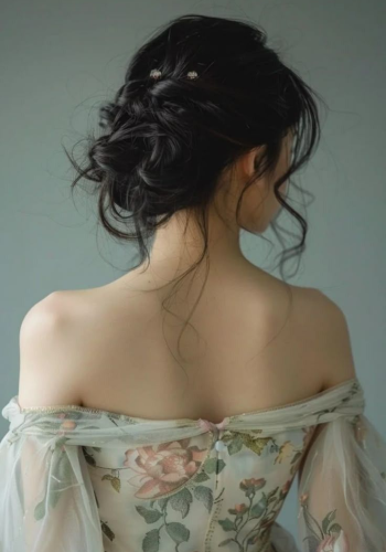 Loose chignon with face-framing layers – sophisticated party hair style for girls