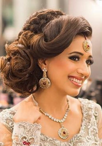 Retro puff with soft curls – vintage party hair style for girls