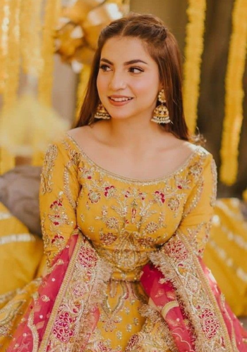 Sleek straight hair with middle part – modern party hair style for girls